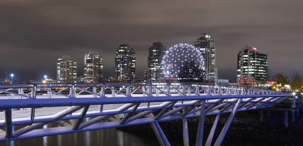 温哥华 2012 位于加拿大不列颠哥伦比亚省温哥华市中心的假溪上的行人天桥与科学界背景 — 图库照片