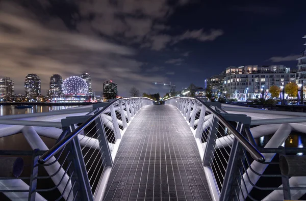 Vancouver 2012: At False Creek bilim dünya downtown Vancouver, British Columbia, Kanada arka planda yaya köprüsü