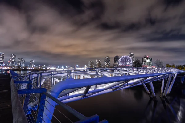 Vancouver 2012 Voetgangersbrug False Creek Met Science World Achtergrond Het — Stockfoto