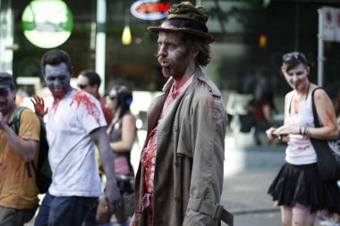 Vancouver - 21 Ağustos 2010: Vancouver Downtown bir zombi yürüyüş sırasında bir zombi geçit sokakta gibi giyinmiş insanlar