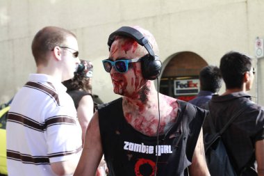 Vancouver - 21 Ağustos 2010: Vancouver Downtown bir zombi yürüyüş sırasında bir zombi geçit sokakta gibi giyinmiş insanlar