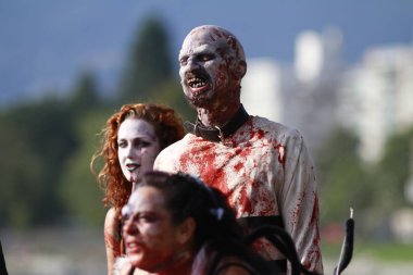 Vancouver - 21 Ağustos 2010: Vancouver Downtown bir zombi yürüyüş sırasında bir zombi geçit sokakta gibi giyinmiş insanlar
