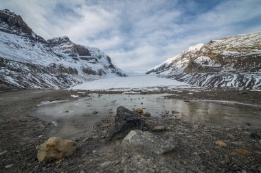 Bulutlu sabah Athabasca buzul Jasper National Park, Alberta, Kanada