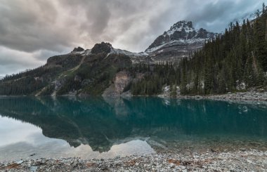 Wiwaxy tepeler ve Mount Huber Gölü O'Hara, Yoho Milli Parkı, British Columbia, Kanada içinde
