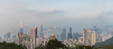 Hong Kong - Circa Janurary, 2013: Sisli bir öğleden sonra Peak Gönderen. Hong Kong şehir manzarası silueti