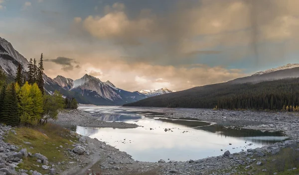 Jasper Ulusal Parkı Ndaki Medicine Lake Gün Batımı Alberta Kanada — Stok fotoğraf