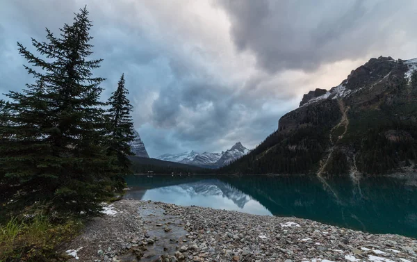 Clear Lake O'Hara, Yoho Milli Parkı, British Columbia, Kanada alacakaranlıkta
