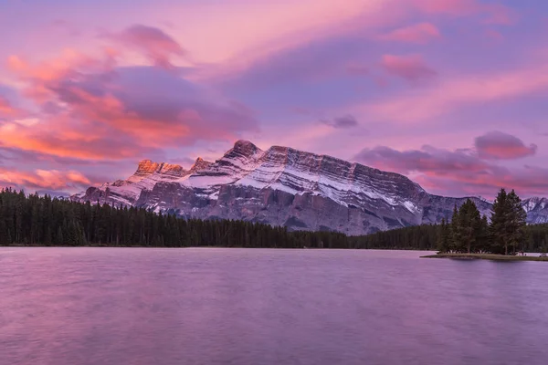 Mount iki Jack Gölü Banff National Park, Alberta, Kanada tarafından trafik kavaşağında Rundle anını gündoğumu