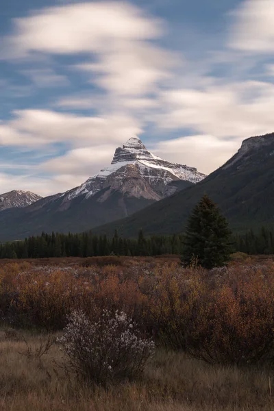 Kanada Rockies, Alberta, Kanada'da bulutların hareketlerinin uzun pozlama çekimi