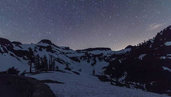 Cielo Nocturno Estrellado Sobre Montaña Nevada — Foto de Stock