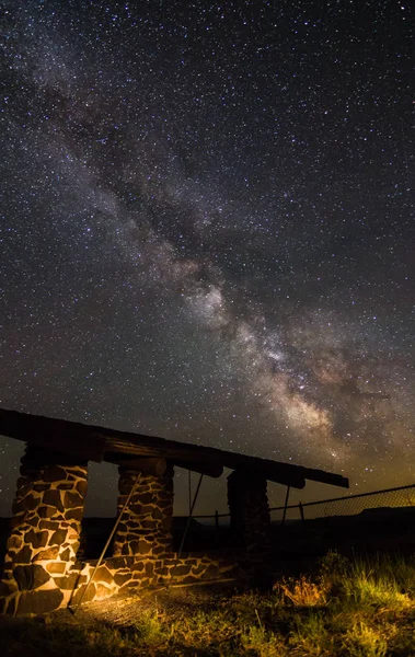 Vista Del Cielo Oscuro Vía Láctea Parque Con Pintura Clara — Foto de Stock