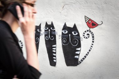 Kız ve kedi duvara boyalı. Tarihi: 04/09/2015 yılında Krakow, Polonya