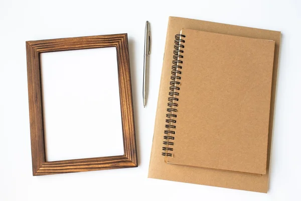 Caderno Branco Com Uma Caneta Sobre Fundo Branco — Fotografia de Stock