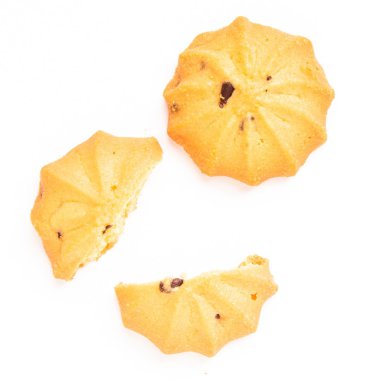 Beyaz arka planda izole edilmiş çikolata parçacıklı kurabiyeler.