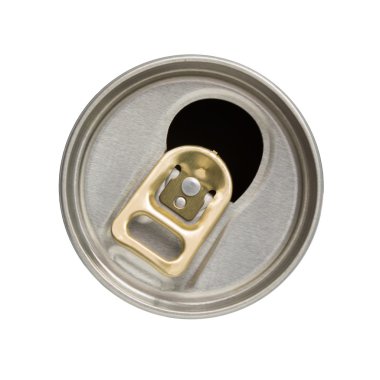 Beyaz arkaplanda izole edilmiş alüminyum kutunun yakın görüntüsü