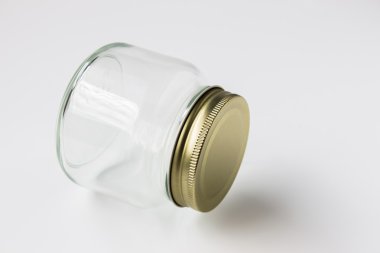 Gri arkaplanda cam kavanozlar