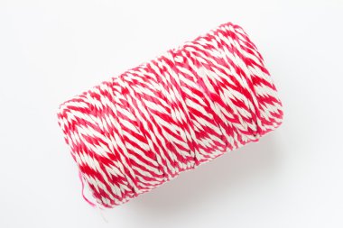 Parsel kırmızı ve beyaz halat / Hank kırmızı ve beyaz sicim beyaz üzerinde izole