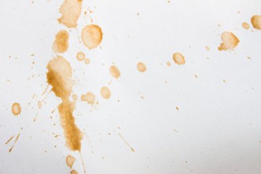 Beyaz arka planda bir parça kahve olan eski bir kağıt çarşaf.