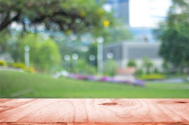 Boş ahşap masa zemin ile doğa arka plan bulanık