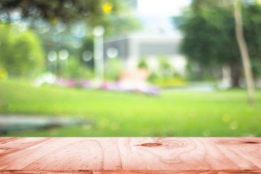 Boş ahşap masa zemin ile doğa arka plan bulanık