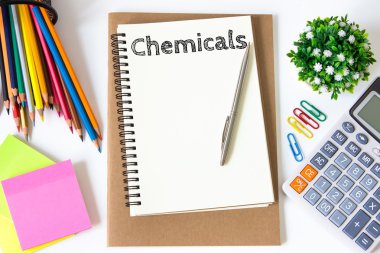 beyaz kağıt ve ofis malzemeleri, kalem, kağıt not, beyaz masa üzerinde kimyasallar metin mesajı , kopya alanı / iş kavramı / yukarıdan görünümü, üst görünümü