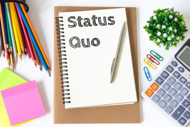 statükoyu kısa mesaj beyaz kağıt ve ofis malzemeleri, kalem, kağıt dikkat, beyaz masa, kopya alanı Tarih / iş kavramı / view yukarıdan, üstten görünüm