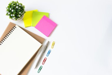 kahverengi kağıt boş ve kağıt not, renkli kalem, copyspace ile beyaz masa üzerinde kalem / metin veya mesaj için, resim / yukarıdan görünüm, üst görünüm / iş, ofis malzemeleri kavramı
