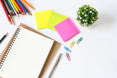 kahverengi kağıt boş ve kağıt not, renkli kalem, copyspace ile beyaz masa üzerinde kalem / metin veya mesaj için, resim / yukarıdan görünüm, üst görünüm / iş, ofis malzemeleri kavramı