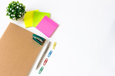 kahverengi kağıt boş ve kağıt not, renkli kalem, copyspace ile beyaz masa üzerinde kalem / metin veya mesaj için, resim / yukarıdan görünüm, üst görünüm / iş, ofis malzemeleri kavramı