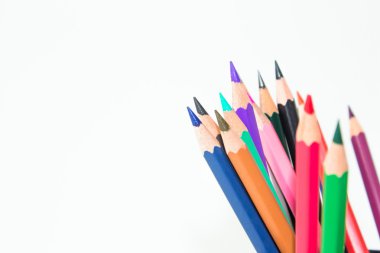 beyaz arka plan üzerinde renk kalem / olağanüstü karakter kavramı / Bireysellik kavramı / kalemler kavramı / odak kalem mor