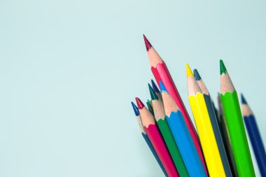 renk kalem beyaz arka plan üzerinde / üstün karakter kavramı / bireysellik kavramı / kalem kavramı / focus kalem kırmızı / vintage sesi