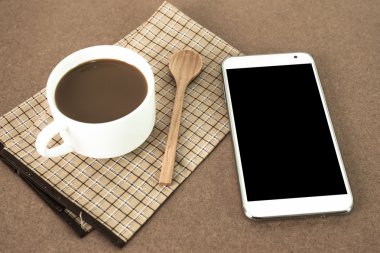 ahşap zemin üzerinde kahve Kupası ve tablet pc