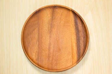 ahşap masa arka plan üzerinde boş ahşap plaka / ürün görüntülemek kullanılabilir / Üst görünüm.