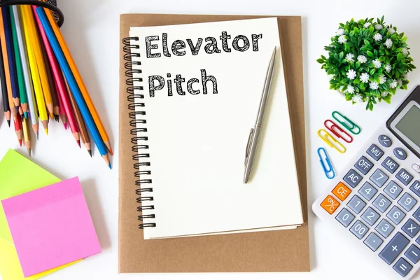 Asansör pitch kısa mesaj beyaz kağıt ve ofis malzemeleri, kalem, kağıt dikkat, beyaz masa, kopya alanı Tarih / iş kavramı / view yukarıdan, üstten görünüm