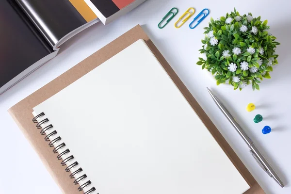 Bruin Papier Blanco Papier Opmerking Kleur Potlood Pen Wit Bureau — Stockfoto