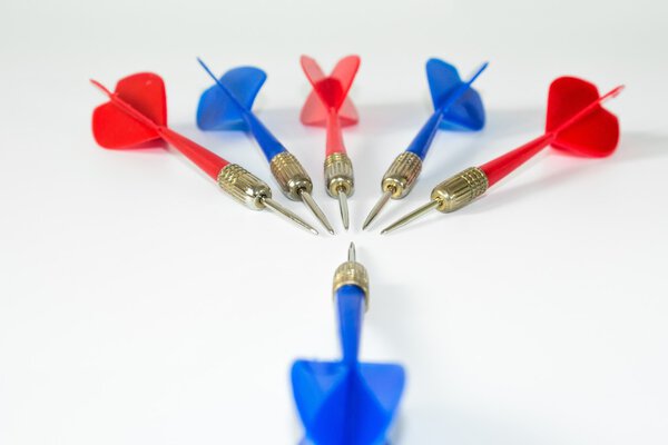 Стрела в яблочко дартс с неглубокой глубины концепции поля для попадания в цель / шесть дартс изолированы на белом / синий дартс застрял с красной цели изолированы на белом фоне
.