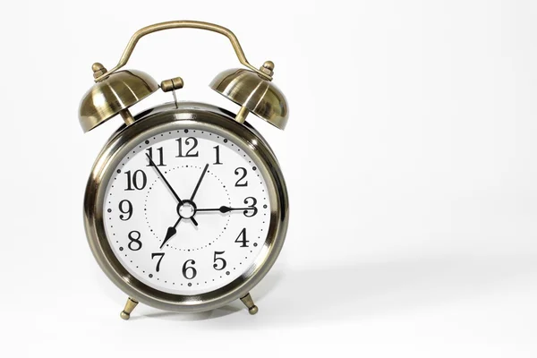 Wekker op witte achtergronden/tijd concept met horloge of klok/Vintage wekker/Metal alarm clock op isoleren witte achtergrond — Stockfoto