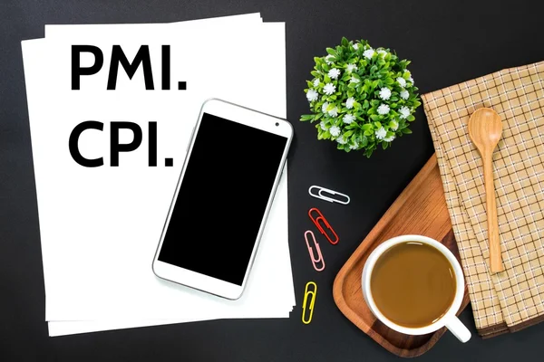Beyaz kağıt / iş kavramı metin PMI (yöneticileri endeksi), TÜFE (tüketici fiyat endeksi) üzerinde