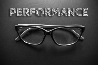 Siyah arka plan / iş konsepti / koyu ton gözlük ile Metin performansı