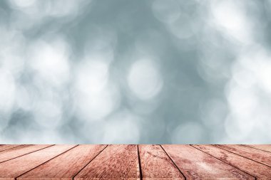Ahşap masa üstü beyaz gri bokeh arka plan üzerinde - ürünleriniz için ekran boş