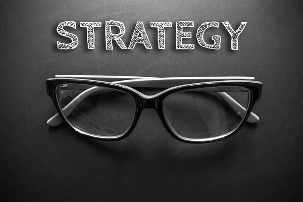 Tekst strategie met brillen op zwarte achtergrond/business concept/Dark Tone — Stockfoto