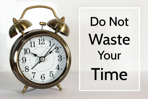 Niet afval uw tijd, bericht op de achtergrond van de klok / tijd concept — Stockfoto