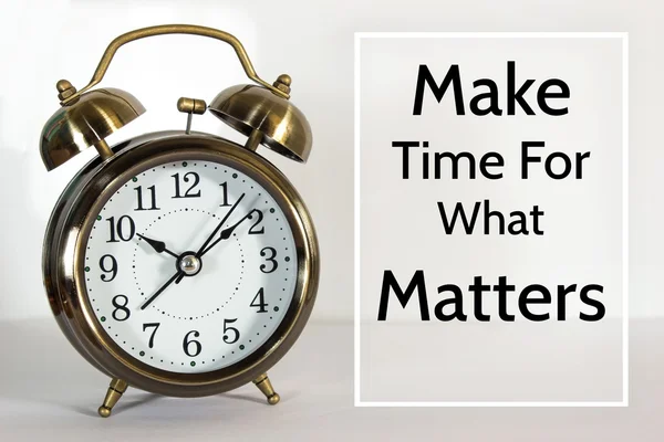 Make time for what matters, message on the clock background / Time concept — Stock Photo, Image