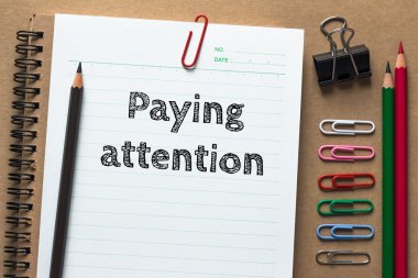 Metin Beyaz kağıt arka planda dikkat