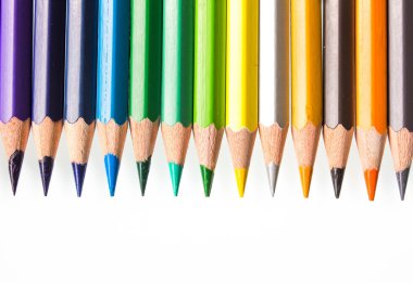 renkli kalemler hattı / beyaz arka plan üzerinde izole renkli kalemler yakın çekim