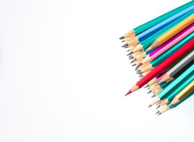 Kırmızı kalem beyaz masada çok özdeş siyah arkadaşlarının kalabalıktan ayakta. Liderlik, benzersiz, bağımsızlık, girişimi, strateji, muhalefet, farklı düşünmek, iş başarı kavramı