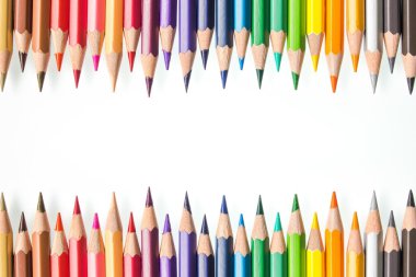 Beyaz arkaplanda renkli kalem seti