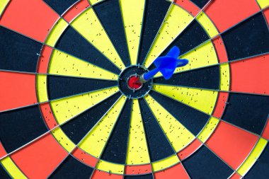 Dart tahtasını dart tahtasıyla kapat