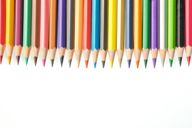 Beyaz arkaplanda renkli kalemler