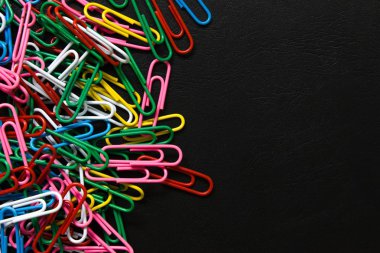 Siyah arkaplanda renkli ataçlar